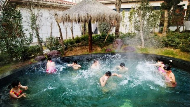 换妻视频花瓣浴温泉池养生体验